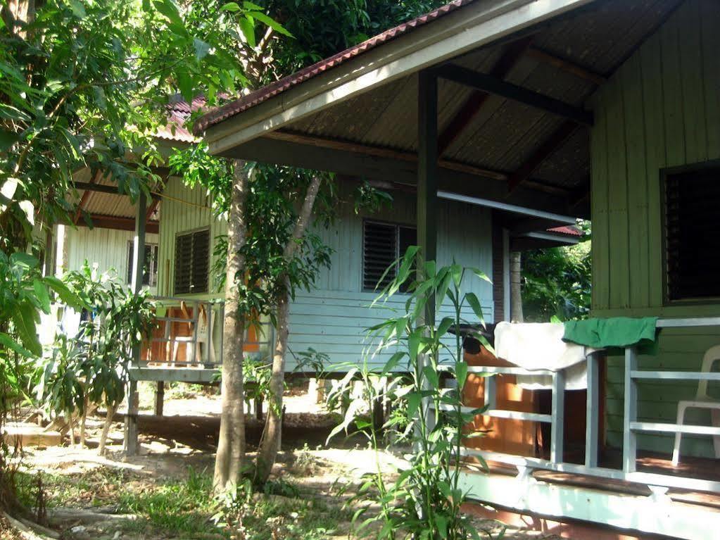 Chill Out Bar & Bungalow Hotel Railay Beach Exterior photo