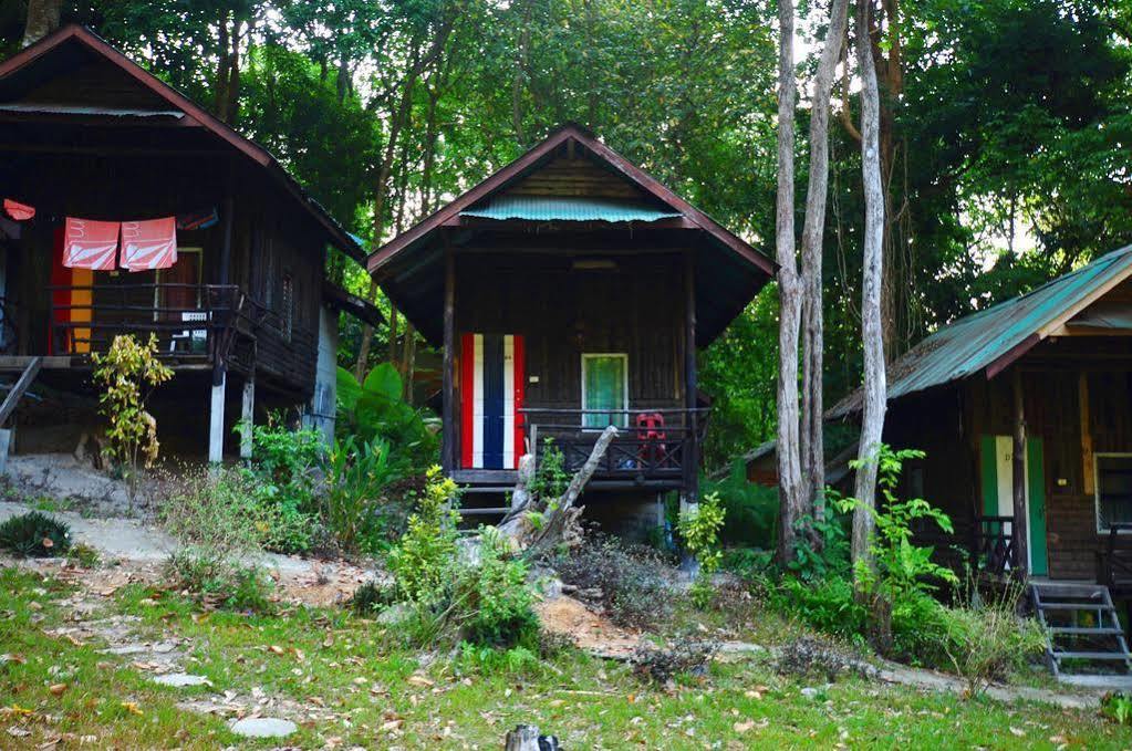 Chill Out Bar & Bungalow Hotel Railay Beach Exterior photo